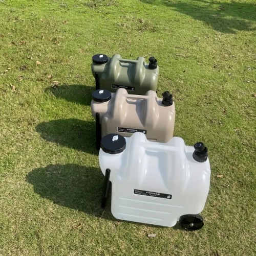 28.01L 휴대용 물통 바퀴 & 당김 막대 - 대용량 PE 사각 컨테이너, 캠핑, 하이킹, 피크닉용 올리브 그린과 검은 바퀴, 야외 물 운반 | 이동 가능한 물 저장 | 튼튼한 손잡이 디자인