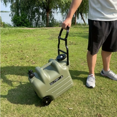 28.01L 휴대용 물통 바퀴 & 당김 막대 - 대용량 PE 사각 컨테이너, 캠핑, 하이킹, 피크닉용 올리브 그린과 검은 바퀴, 야외 물 운반 | 이동 가능한 물 저장 | 튼튼한 손잡이 디자인