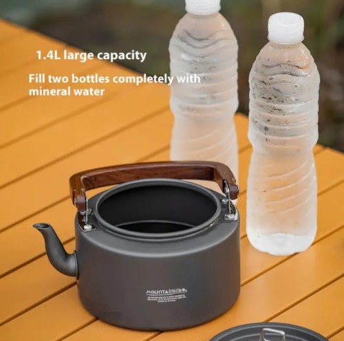 마운틴하이커 캠핑 티포트 - 내구성 강한 알루미늄 합금 제작, 튼튼한 나무 손잡이, 휴대용 야외 주전자 (캠핑/등산/백패킹용) - 가스/스토브/불꽃 사용 가능 - 차/커피/수프에 완벽, 백패커 및 RV 여행, 아웃도어 모험을 위한 이상적인 제품, 캠핑 액세서리, 등산 요리기구, 세련된 디자인, 내구성 있는 조리 도구