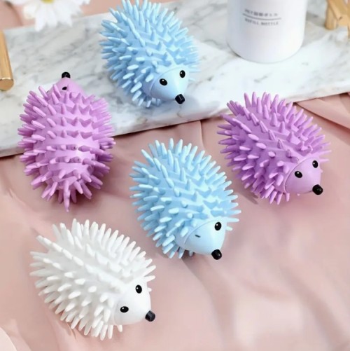 2/4/6팩 재사용 가능한 고슴도치 세탁 및 건조기 볼 - 귀여운 안티탱글 주름방지 플라스틱 세탁 도우미, 옷 부드럽게 하고 청소하는 랜덤 색상, 세탁 액세서리, 장난스러운 디자인, 내구성 있는 텍스처 표면