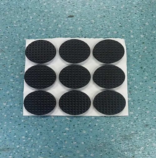 YITAPE 헤비듀티 자가 접착 가구 바닥 보호 패드 - 스크래치 방지 및 미끄럼 방지, 맞춤형 커팅 가능, 다목적 바닥 보호 디자인 (중앙 다리 리프트 기능) - 의자, 테이블, 가전제품 호환 - 쉬운 부착 및 제거, 내구성 강한 하드우드 바닥용 (블랙 & 클리어 옵션) - 마모 방지 및 내구성 있는 바닥 패드