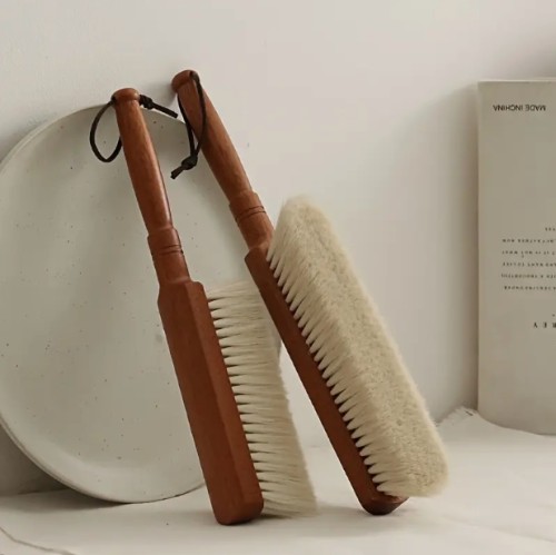 1pc 부드러운 양모 먼지 빗자루 나무 손잡이 - 침대, 소파, 가구, 코트 청소에 이상적 - 재사용 가능한 청소 빗자루 | 천연 섬유 브리스틀 | 내구성 있는 나무 손잡이, 집용 먼지 빗자루