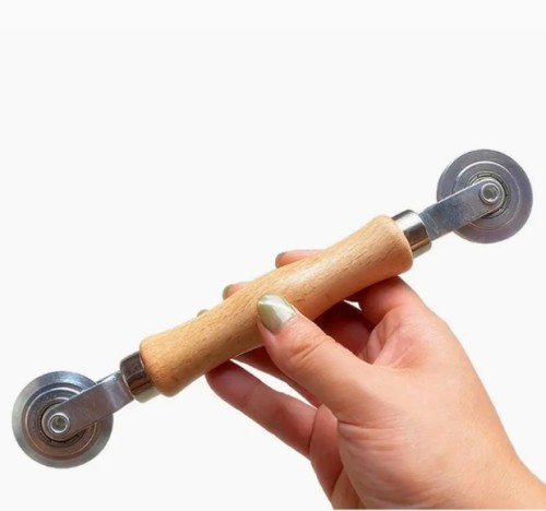 나무 손잡이와 강철 바퀴가 있는 내구성 있는 핸드헬드 스플라인 롤러 도구 - 이중 창문 및 스크린 도어 설치에 완벽, 쉬운 접착제 적용