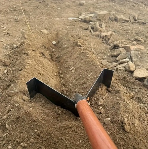 삼각형 손잡이가 있는 강력한 금속 정원 호 - 잡초 제거, 토양 풀어주기 및 땅 파기에 적합 - 비료 및 토양 뒤집기에 적합한 내구성 있는 농업 도구 (봉은 포함되지 않음)